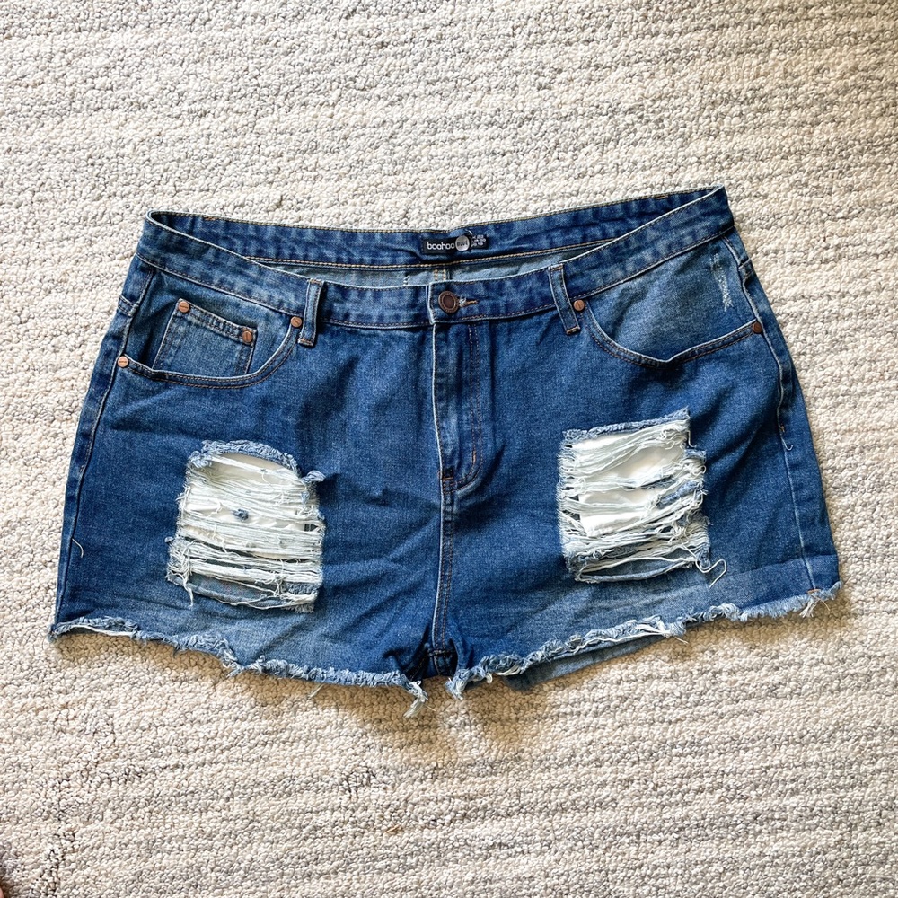 Boohoo Women’s Plus Blue Wash High Waisted Distressed Denim Jean Shorts Size 18